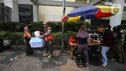 Petugas Satpol PP melakukan penertiban kepada pedagang kaki lima (PKL) yang bandel berjualan di trotoar Pasar Tanah Abang, Jakarta, Senin (4/10/2021). Penertiban dilakukan untuk memberikan kenyamanan dan keamanan bagi para pengguna jalan yang melintas di trotoar tersebut. (Liputan6.com/Angga Yuniar)