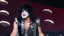 Penampilan gitaris band heavy metal KISS, Paul Stanley dalam tur dunia bertajuk 'End of the Road' di Riverbend Music Center, Cincinnati, Ohio, Amerika Serikat, Kamis (29/8/2019). KISS menggebrak panggung Riverbend Music Center dalam tur perpisahan band tersebut. (Photo by Amy Harris/Invision/AP)