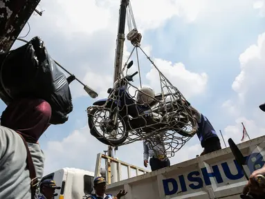 Petugas Dinas Perhubungan merazia parkir liar motor dengan menggunakan jaring di kawasan Pasar Tanah Abang, Jakarta, Kamis (16/4/2015). Razia dilakukan untuk menciptakan kawasan yang tertib serta nyaman di kawasan Tanah Abang. (Liputan6.com/Faizal Fanani)
