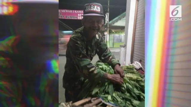 Seikat daun singkong hanya dijual sang kakek 500 rupiah saja.