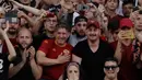 Para suporter menangisi perpisahan Francesco Totti setelah pertandingan Liga Italia Serie A antara AS Roma melawan Genoa di Stadion Olimpico, Minggu (28/5). Totti mengakhiri perjalanan kariernya di sepak bola profesional. (AP Photo/Alessandra Tarantino)