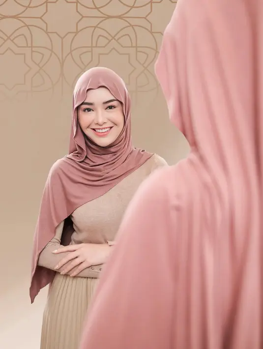Paduan hijab dan anting ini tengah menjadi tren di kalangan hijabers karena memberikan sentuhan elegan tanpa mengurangi esensi hijab itu sendiri. Dengan gaya yang simpel namun tetap modis, penampilannya ini bisa menjadi inspirasi bagi para perempuan yang ingin tampil stylish saat Lebaran. [@ambyamandamanopo].