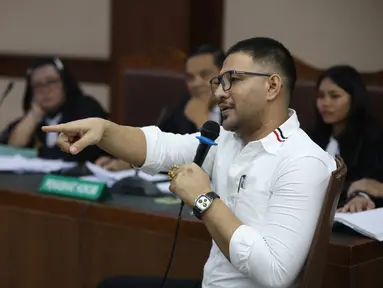 Terdakwa kasus dugaan peredaran narkotika di Rumah Tahanan (Rutan) Salemba, Ammar Zoni, saat menjalani sidang lanjutan di Pengadilan Negeri Jakarta Pusat (PN Jakpus), Jakarta, Kamis (8/1/2026). Mantan aktor Ammar Zoni kembali menjalani persidangan terkait kasus dugaan peredaran narkoba di dalam Rumah Tahanan (Rutan) Salemba, Jakarta. (Kapanlagi.com/Budy Santoso)
