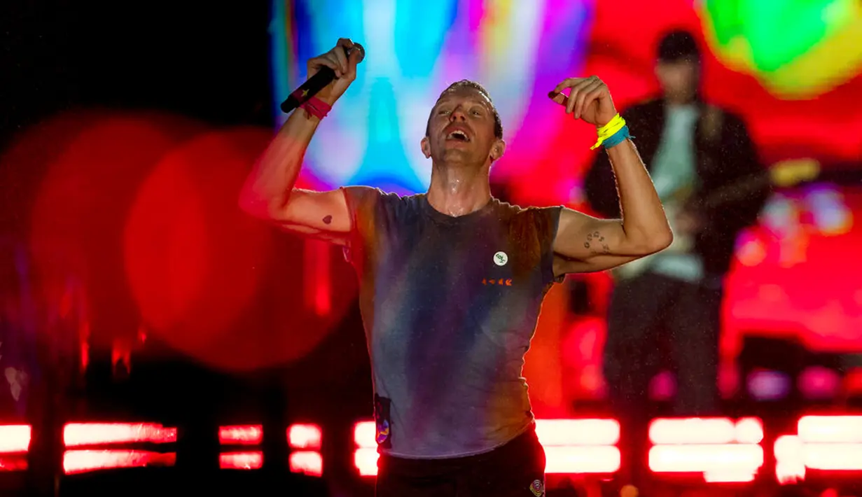 Vokalis dari band rock Inggris Coldplay, Chris Martin tampil pada festival musik Rock in Rio di Rio de Janeiro, Brasil, Minggu (11/9/2022). Chris Martin memuji penampilan penonton Rock in Rio 2022. (AP Photo/Bruna Prado)