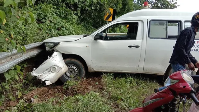 Sopir Kelelahan, Mobil Pasien Corona Covid-19 Ini Alami Kecelakaan