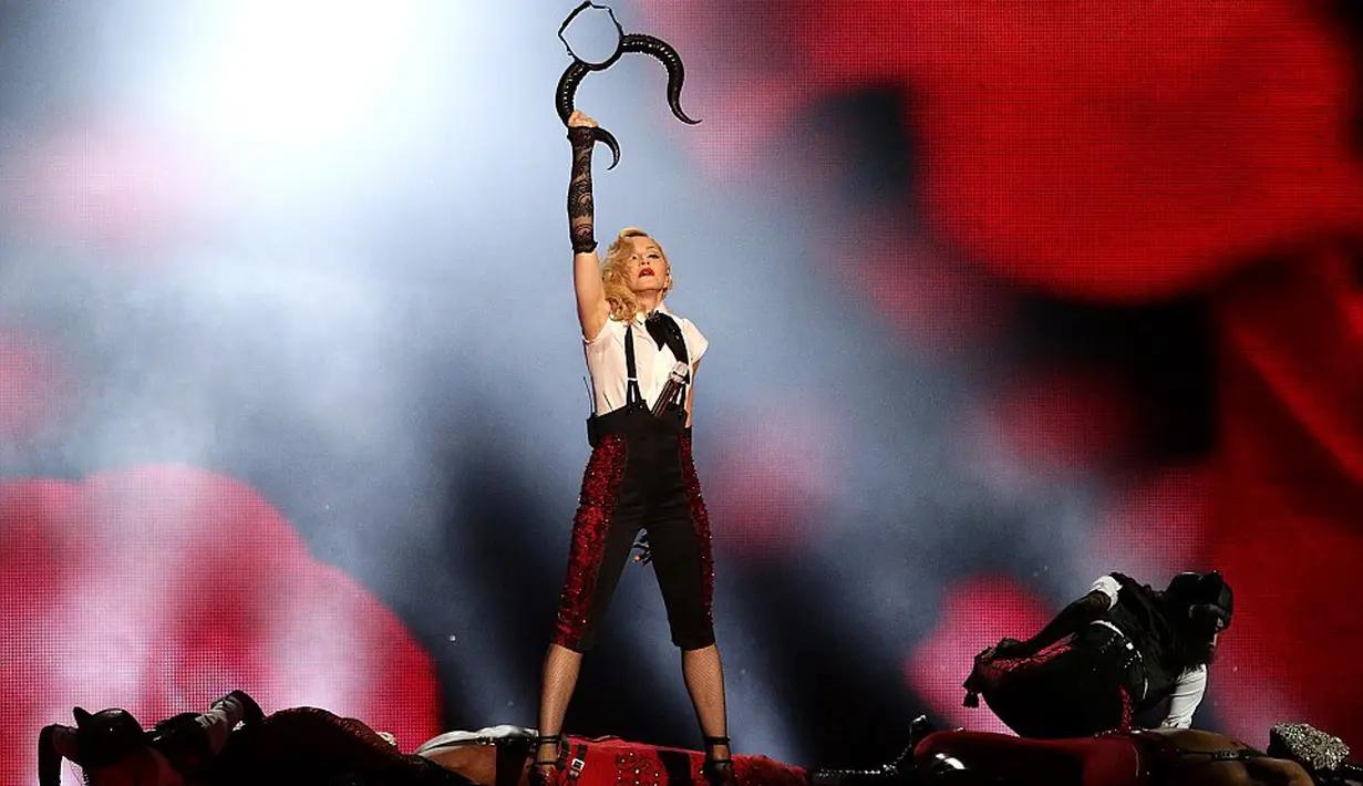 Berdiri tegak, Madonna tuntaskan penampilannya dengan gagah!