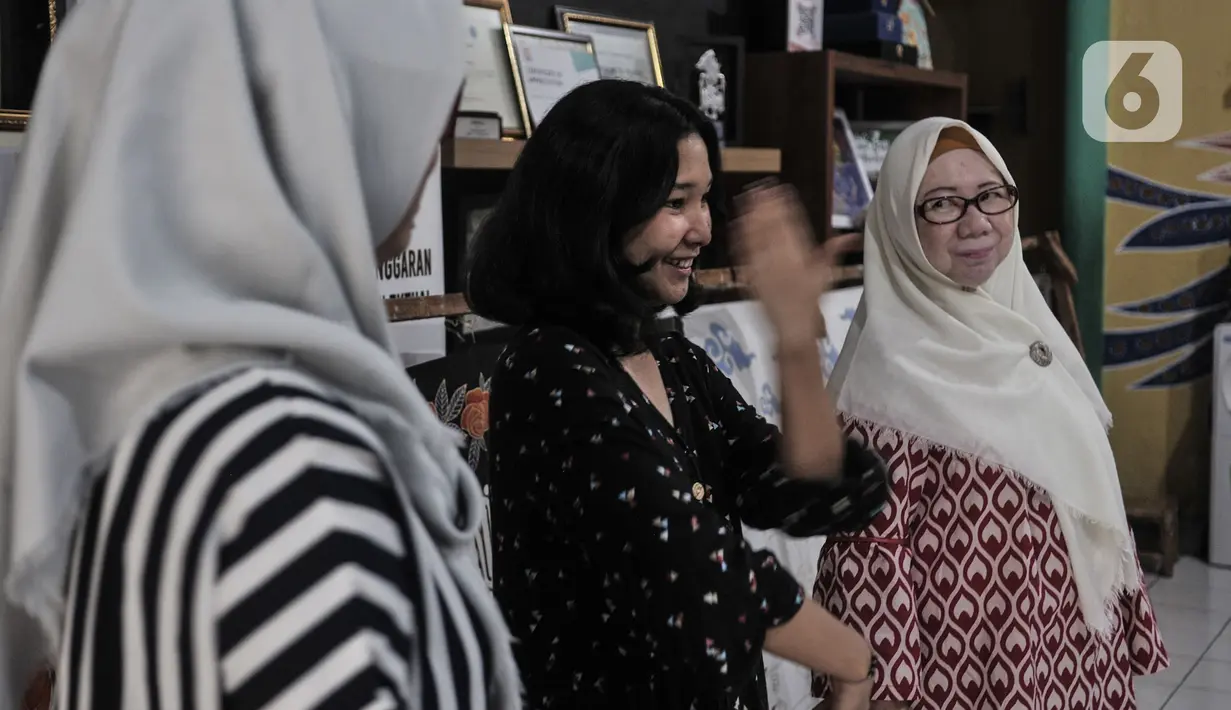 Pembatik disabilitas berbincang dengan isyarat di sela kegiatannya membuat batik di Rumah Batik Palbatu, Jakarta, Kamis (3/12/2020). Keindahan kain batik hasil guratan para pembatik disabilitas ini sangat diminati dan laris hingga ke kalangan pejabat. (merdeka.com/Iqbal S. Nugroho)