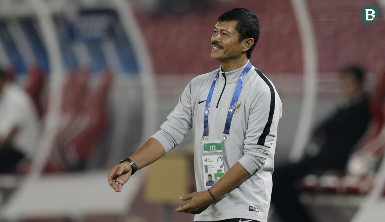 Pelatih Indonesia, Indra Sjafri, saat melawan Chinese Taipei pada laga AFC U-19 di SUGBK, Jakarta, Kamis (18/10/2018). Indonesia menang 3-1 atas Chinese Taipei. (Bola.com/M Iqbal Ichsan)