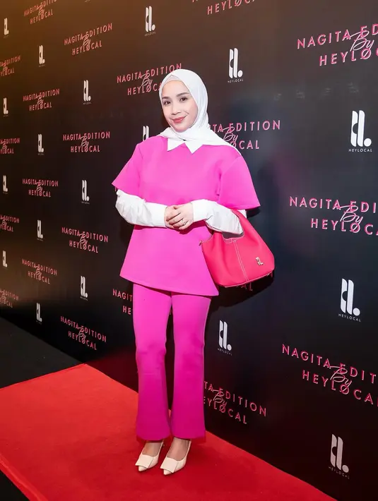 Nagita Slavina kenakan busana semi kasual bernuansa pink putih saat luncurkan koleksi tasnya [@heylocal.id]
