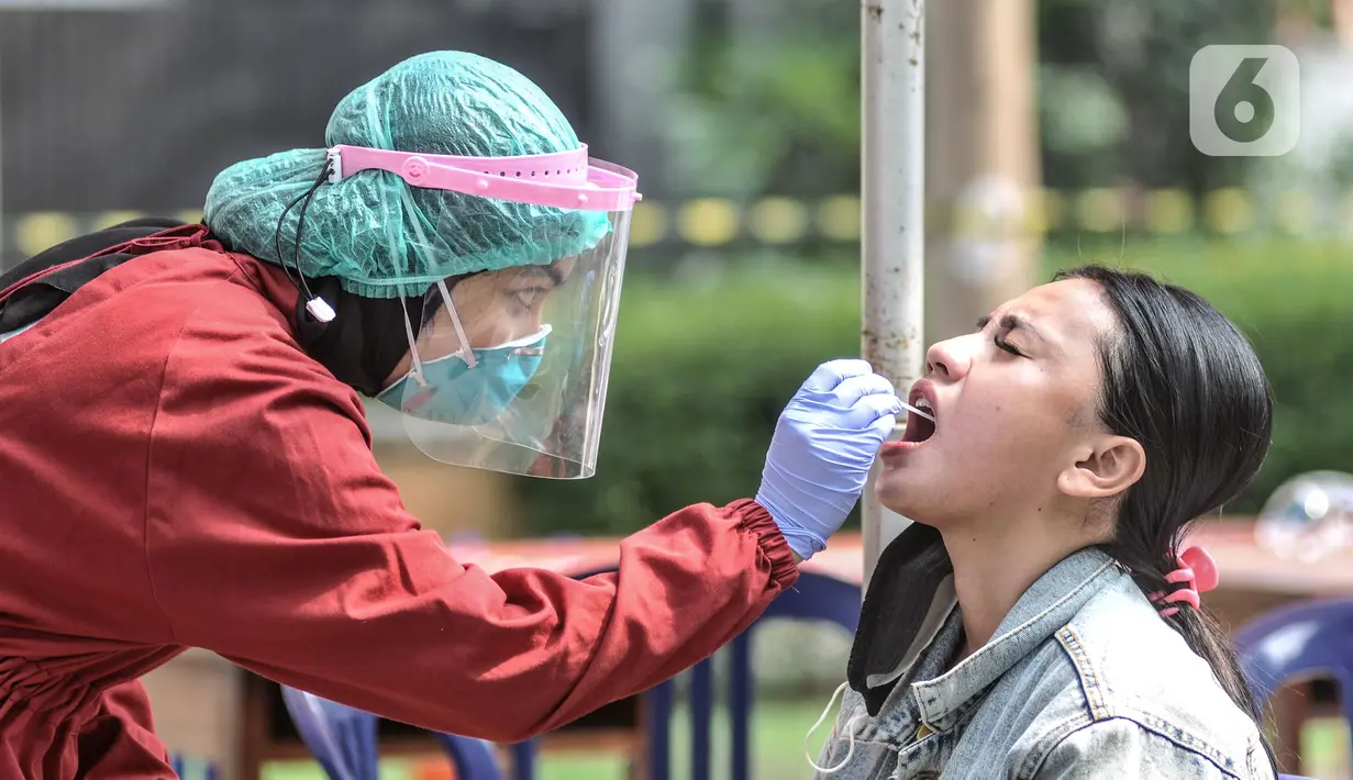 Warga menjalani tes usap PCR di Taman Pintar, Kayu Putih, Pulogadung, Jakarta Timur, Selasa (8/6/2021). Warga RW 09 dan 10 Kelurahan Kayu Putih kembali menjalani tes usap PCR guna mengantisipasi penyebaran COVID-19 di wilayah mereka. (merdeka.com/Iqbal S. Nugroho)