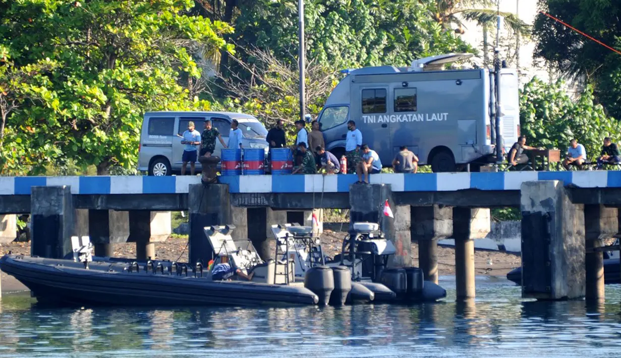 Personel Angkatan Laut Indonesia terlihat di pangkalan angkatan laut di Banyuwangi, Provinsi Jawa Timur, Sabtu (24/4/2021). Militer melanjutkan operasi pencarian kapal selam KRI Nanggala 402 yang hilang pada 21 April saat latihan di lepas pantai Bali. (SONNY TUMBELAKA/AFP)