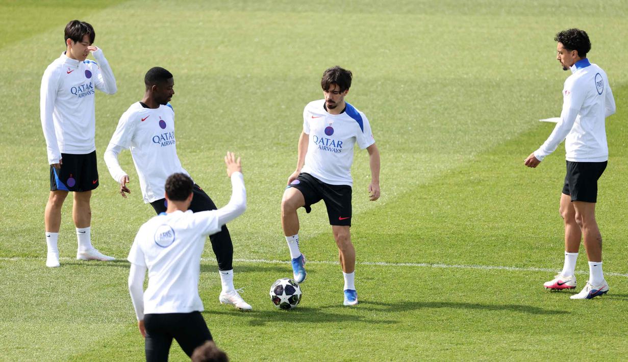 (dari kiri) Gelandang Paris Saint-Germain asal Korea Selatan, Kang-in Lee, penyerang Paris Saint-Germain asal Prancis, Ousmane Dembele; gelandang Paris Saint-Germain asal Portugal, Vitinha; dan bek Paris Saint-Germain asal Brasil, Marquinhos saat mengikuti sesi latihan klub sebelum pertandingan leg pertama semifinal Liga Champions 2025/2026 melawan klub Jerman, Bayern Muenchen, di PSG Campus, Poissy, Barat Laut Paris, pada Senin 27 April 2026. (FRANCK FIFE/AFP)