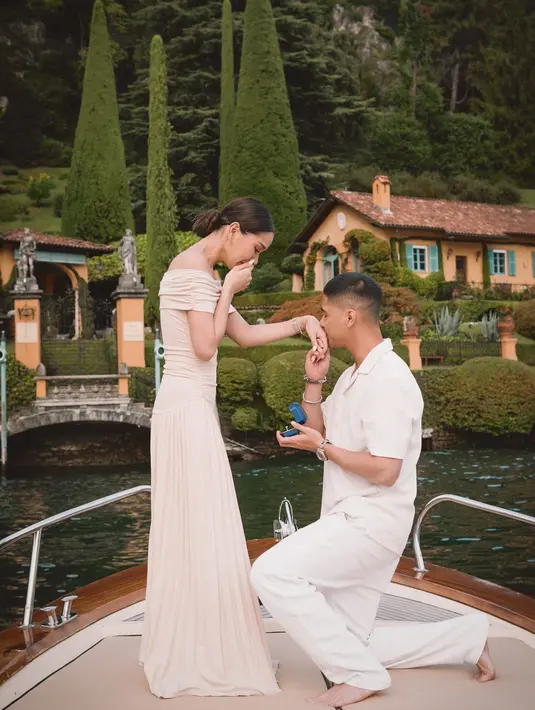 Tak hanya sekadar pamer cincin berlian, Alyssa Daguise juga pamer pundak dengan gaun model sabrina [@alyssadaguise]