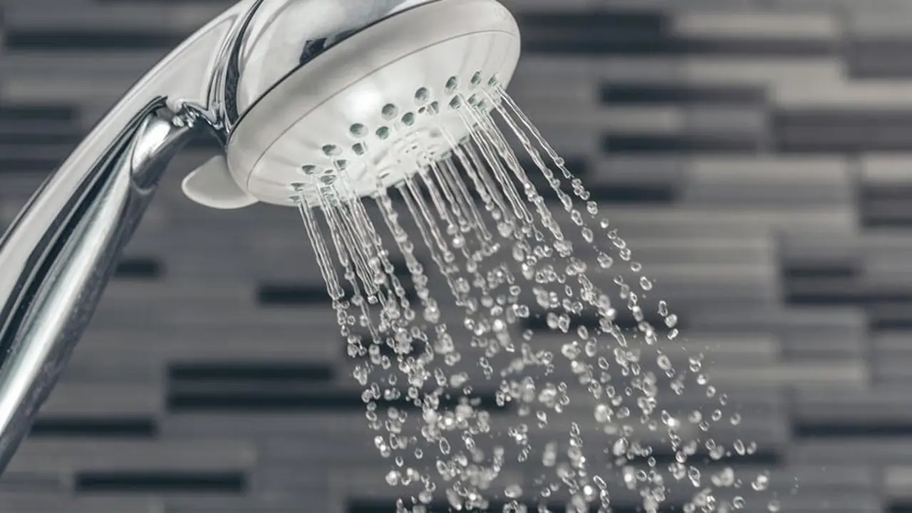 Mandi Air Dingin di Pagi Hari Lebih Menyehatkan Tubuh (Jordi Prat Puig/Shutterstock)