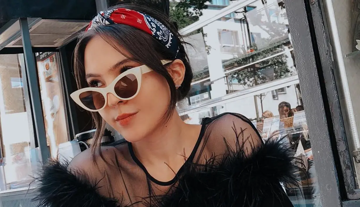 Walaupun telah menjadi ibu, gaya aktris kelahiran Denmark ini masih seperti ABG. Olivia Jensen terkenal dengan postur tubuh dan wajahnya yang manis dan imut. Begini gaya outfit simple saat berlibur ke Versailles, Paris. Scaft dan sunglasses menjadi andalannya.(Liputan6.com/IG/@oliviajensen)