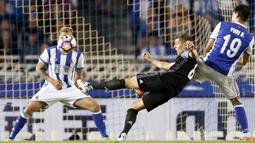 Gelandang Real Madrid, Toni Kroos, melakukan tembakan ke arah gawang Real Sociedad. Madrid melakukan lima kali tendangan ke arah gawang sementara Sociedad hanya dua kali melakukan tembakan ke arah gawang. (EPA/Juan Herrero)