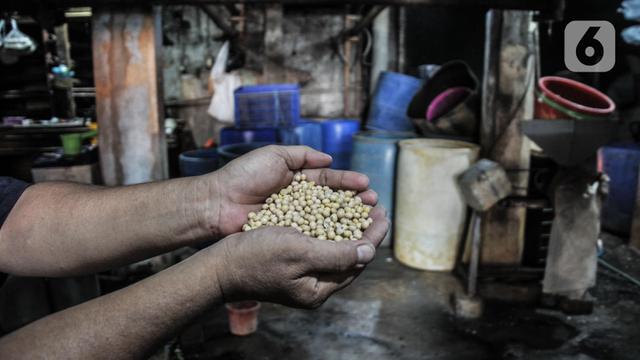 Perajin Tempe Mogok Produksi Imbas Kedelai Mahal