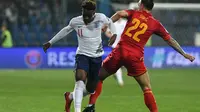 Aksi Callum Hudson-Odoi pada laga kedua Kualifikasi Piala Eropa 2020 yang berlangsung di Stadion Pod Goricom, Podgrica, Selasa (26/3). Timnas Inggris menang 5-1 atas Montenegro. (AFP/Savo Prelevic)