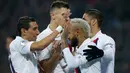 Para pemain Paris Saint-Germain merayakan gol yang dicetak oleh Neymar ke gawang Lille pada laga Liga 1 Prancis di Stadion Metropole, Minggu (26/1/2020). Neymar persembahkan dua gol nya untuk legenda NBA Kobe Bryant. (AP/Michel Spingler)