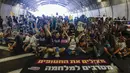 Keluarga dan pendukung warga Israel yang disandera oleh militan Hamas di Gaza sejak serangan pada 7 Oktober 2023, meneriakkan slogan-slogan saat mereka memblokir arus lalu lintas di sebuah terowongan di Yerusalem pada 17 Agustus 2025. (Menahem Kahana/AFP)