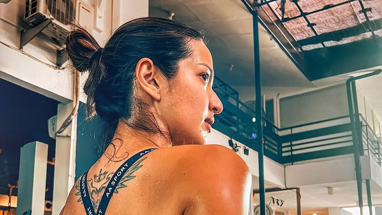 Nia Ramadhani perlihatkan warna kulit cokelat dan tato (Instagram/ramadhaniabakrie)