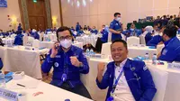 Ketua DPC Demokrat Kabupaten Kediri Yakup (kanan) bersama Bayu Airlangga. (Dian Kurniawan/Liputan6.com).