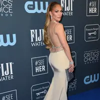 Jennifer Lopez berpose saat menghadiri Critics' Choice Awards 2020 di Barker Hangar, Santa Monica, California, Amerika Serikat, Minggu (12/1/2020). Jennifer Lopez tampil cantik dengan mengenakan gaun krem yang memperlihatkan punggung dan sampingnya. (Photo by Jordan Strauss/Invision/AP)