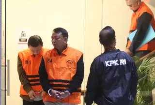 Selain menangkap para tersangka, tim KPK juga menyita uang tunai senilai Rp 850 juta dalam sebuah tas atau ransel serta barang elektronik. Tampak dalam foto, Ketua Pengadilan Negeri Depok, I Wayan Eka Mariarta (kedua kiri) bersama Wakil Ketua Pengadilan Negeri Depok, Bambang Setyawan, saat dibawa menuju mobil tahanan di Gedung Merah Putih Komisi Pemberantasan Korupsi (KPK), Jakarta, Sabtu (7/2/2026). (Liputan6.com/Helmi Fithriansyah)