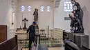 Misa Natal diartikan sebagai perayaan atau ibadah utama dalam kalender Gereja Kristiani, khususnya Umat Katolik. Kegiatan ini bertujuan memperingati kelahiran Yesus Kristus. Tampak dalam foto, personel dari unit Gegana dan Jihandak Brimob Polda Jawa Timur melakukan pemeriksaan di dalam area Gereja Katedral Hati Kudus Yesus, atau yang dikenal secara lokal sebagai gereja "Hati Kudus Yesus", Surabaya, pada Rabu 24 Desember 2025. (JUNI KRISWANTO/AFP)