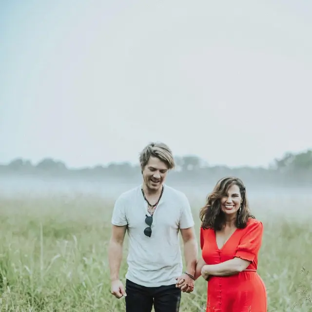Taylor Hanson dan sang istri, Natalie Anne Bryant. (Instagram/ taylorhanson)