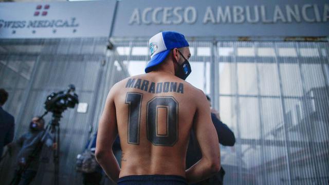 Potret Dukungan Rakyat Argentina untuk Diego Maradona yang Terbaring di Rumah Sakit