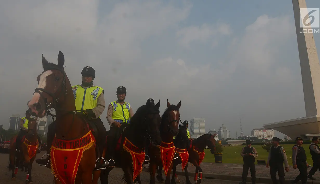 Satuan Polisi Berkuda mengikuti apel gelar pasukan Operasi Ketupat 2018 di Lapangan Monas, Jakarta Pusat, Rabu (6/6). Tito Karnavian bertindak sebagai inspektur upacara serta dihadiri Panglima TNI Marsekal Hadi Tjahjanto. (Merdeka.com/Imam Buhori)