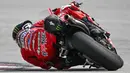 Pebalap Ducati Lenovo, Francesco Bagnaia memacu motornya saat sesi tes pramusim MotoGP 2023 yang berlangsung di Sirkuit Sepang, Malaysia, Sabtu (10/02/2023). Seperti sebelumnya, hanya ada lima tes pramusim resmi yang diizinkan, yaitu di Malaysia (10-12 Februari) dan Portugal (11-12 Maret).(AFP/Mohd Rasfan)