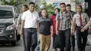 Asisten III Pemprov Jambi Syaifuddin (tengah), Anggota DPRD Jambi Nurhayati (belakang) dikawal saat memasuki Gedung KPK, Jakarta, Rabu (29/11). Ada 8 orang total diperiksa KPK dari 10 orang yang sebelumnya diamankan dalam OTT. (Liputan6.com/Faizal Fanani)