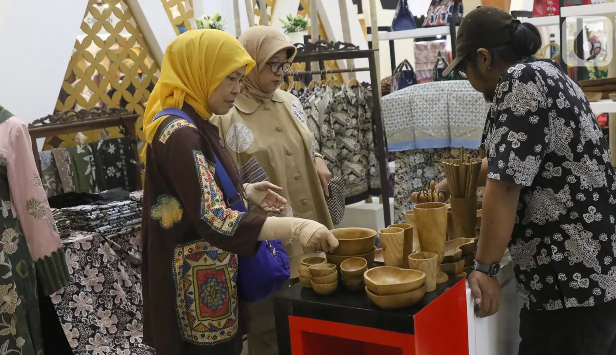 Pengunjung melihat produk yang dipamerkan dalam Crafina 2019 di JCC, Jakarta, Rabu (16/10/2019). Crafina 2019 diharapkan bisa menggaet 40 ribu pengunjung. (Liputan6.com/Angga Yuniar)