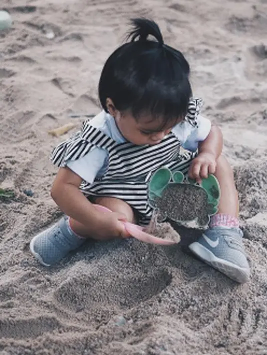 "Selamat pagi semua, Kiya lagi main pasir nih," tulis Ricky Harun di instagram pribadinya. Foto tersebut tuai komentar positif dari netizen. (instagram@rickyharun/Bintang.com)