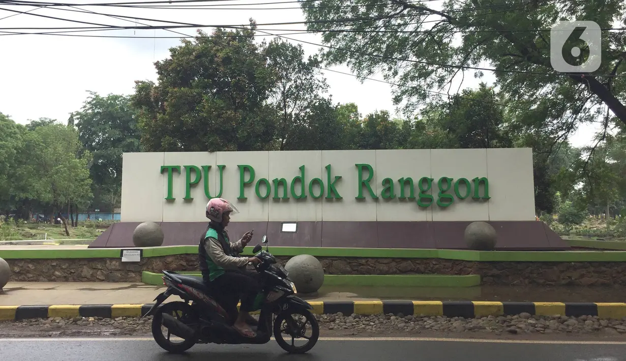 Petugas mengendarai sepeda motor di sekitar TPU Pondok Ranggon, Cipayung, Jakarta, Sabtu (28/12/2019). Pengelola TPU Pondok Ranggon mulai memberlakukan tumpang jasad dalam satu liang lahat jelang habisnya masa tampung pada Januari 2020. (Liputan6.com/Immanuel Antonius)