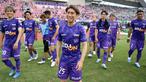 Jalan terjal harus dihadapi oleh Sanfrecce Hiroshima, salah satu klub J1 League yang pernah merajai kompetisi kasta tertinggi sepak bola Jepang untuk bersaing di papan atas J1 League 2023. Klub yang pernah menjadi juara J1 League sebanyak tiga kali dalam empat musim, yaitu pada 2012, 2013 dan 2015 harus takluk 0-1 dari tuan rumah Kawasaki Frontale pada pekan ke-17, Minggu (11/6/2023). Hasil ini sementara menempatkan Viola, julukan Sanfrecce Hiroshima di posisi ke-5 klasemen sementara J1 League 2023, turun satu peringkat setelah digusur Urawa Reds. (Dok. J1 League)