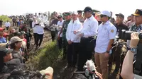 Menteri Pertanian, Andi Amran Sulaiman, berdialog dengan para petani milienial di Kabupaten Kapuas, Kalimantan Tengah, Jumat (27/9/2024). Foto: Marifka Wahyu Hidayat