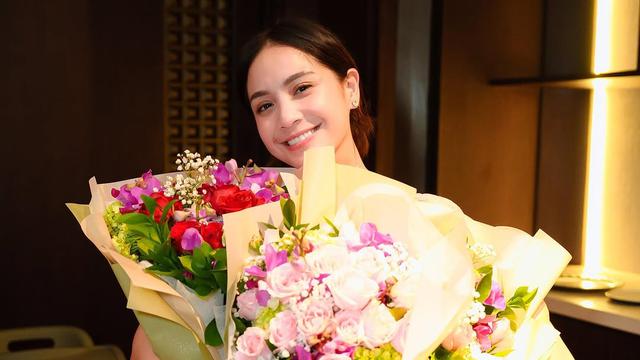 Potret Manis Raffi Ahmad dan Ketiga Anaknya Beri Kejutan Spesial untuk Nagita Slavina di Hari Ibu (credit: instagram/raffinagita1717)