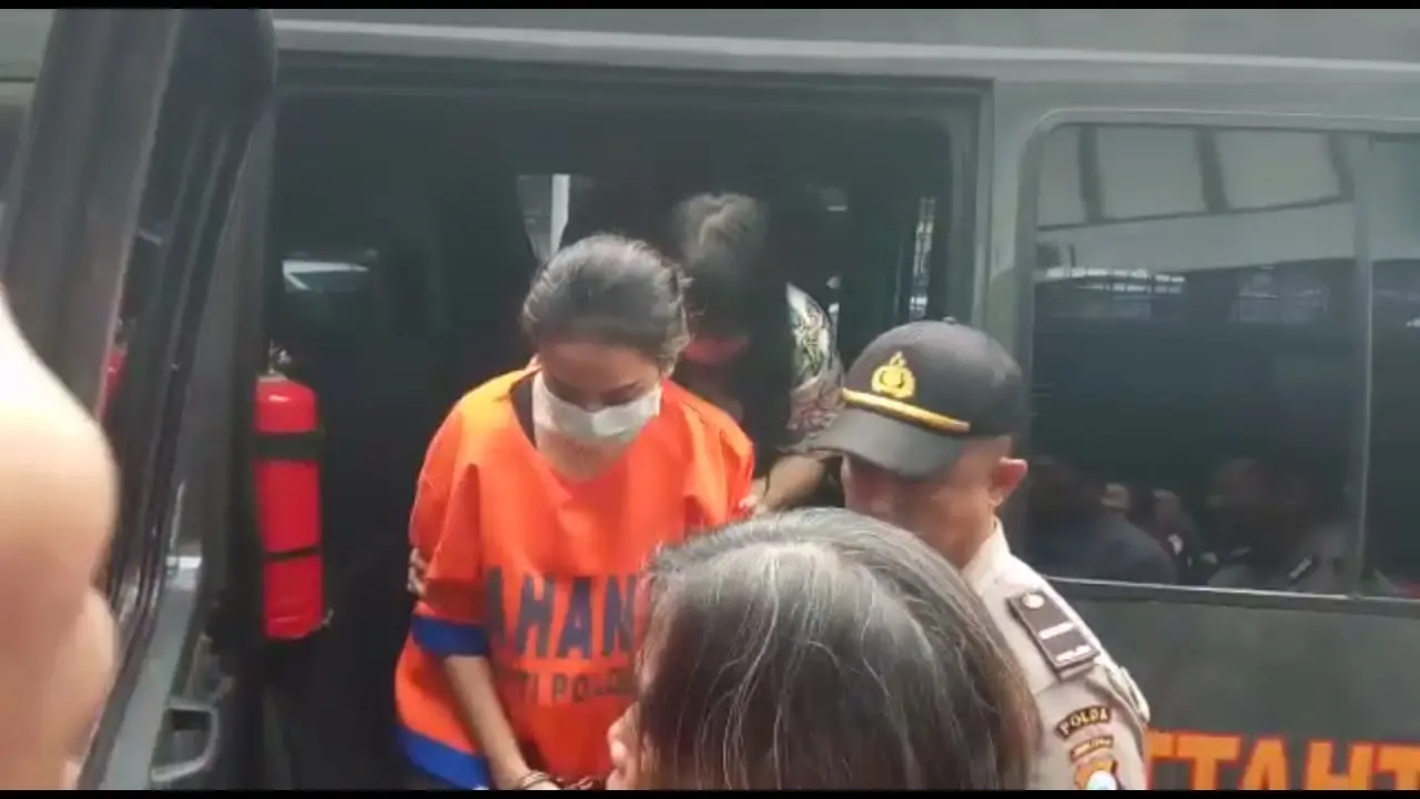 Dengan memakai masker, Vanessa hanya terdiam saat disapa wartawan.