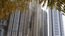 Kebakaran melanda gedung pencakar langit 75 lantai Sulafa Tower yang berada di Dubai, Rabu (20/7). Api yang membakar gedung itu berhasil dipadamkan setelah petugas bekerja keras memadamkannya selama tiga jam. (REUTERS/Ahmed Jadallah)