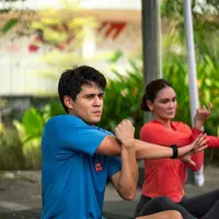 Keduanya tampil sporty sambil mencoba langsung kenyamanan Sport Utility Wear dalam aktivitas intens selama acara berlangsung. [Dok/UNIQLO INDONESIA].