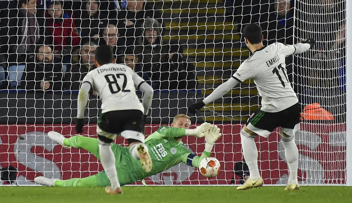 Hasil positif ini membuat Leicester City yang sebelumnya menghuni dasar klasemen berhasil naik ke peringkat teratas dengan koleksi delapan poin. (AP/Rui Vieira)