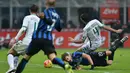 Penyerang Inter Milan, Adam Ljajic, terjatuh saat berebut bola dengan gelandang Sassuolo, Francesco Magnanelli, pada laga Serie A. Sementara bagi Sassuolo ini merupakan kemenangan kedelapan mereka. (AFP/Alberto Pizzoli)
