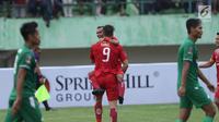 Gelandang Persija, Riko Simanjuntak memeluk Marko Simic saat merayakan gol pada laga kedua Semifinal Piala Presiden 2018 melawan PSMS di Stadion Manahan, Solo, Jawa Tengah, Senin (12/2). Persija unggul 1-0. (Liputan6.com/Helmi Fithriansyah)