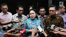 Wakil Ketua Dewan Pakar Partai Golkar, Siti Hediati Hariyadi (tengah) bersama Ketua GMPG A Doli Kurnia memberi keterangan usai pertemuan di Jakarta, Jumat (11/8). Keduanya meminta Setya Novanto mundur. (Liputan6.com/Helmi Fithriansyah)