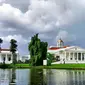 Istana Bogor dikelilingi oleh kebun raya seluas 87 hektar, yang membuat Istana Bogor  terlihat sangat megah.