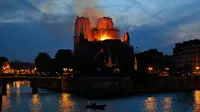 Petugas pemadam kebakaran berusaha memadamkan api dari Gereja Katedral Notre-Dame di kota Paris, Prancis, pada Senin (15/4). Tim pemadam kebakaran mengerahkan 400 anggota dari seluruh Prancis, termasuk menggunakan 18 selang bertekanan tinggi dan berjibaku selama berjam-jam. (AP Photo/Michel Euler)