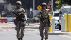 Marinir Amerika Serikat (AS) berjalan di tempat parkir Gedung Federal Wilshire di Los Angeles, California, pada 13 Juni 2025. (ETIENNE LAURENT/AFP)